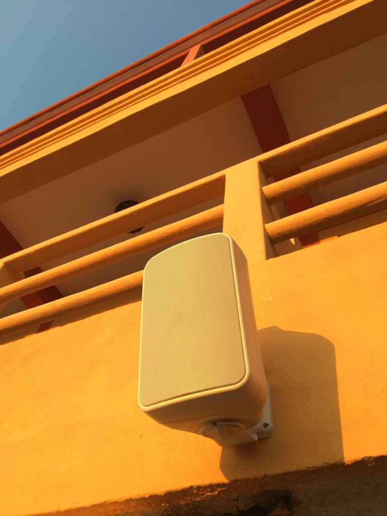 Altavoz o bocina para intemperie instalada frente al mar