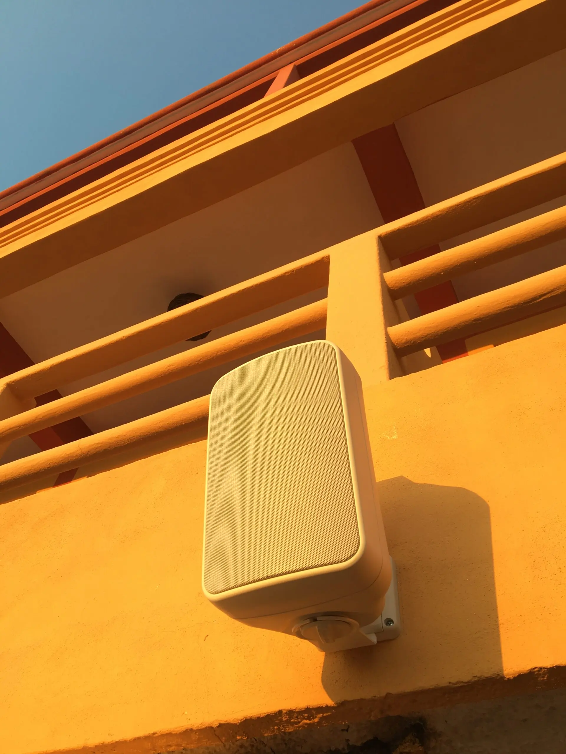 Altavoz o bocina para intemperie instalada frente al mar