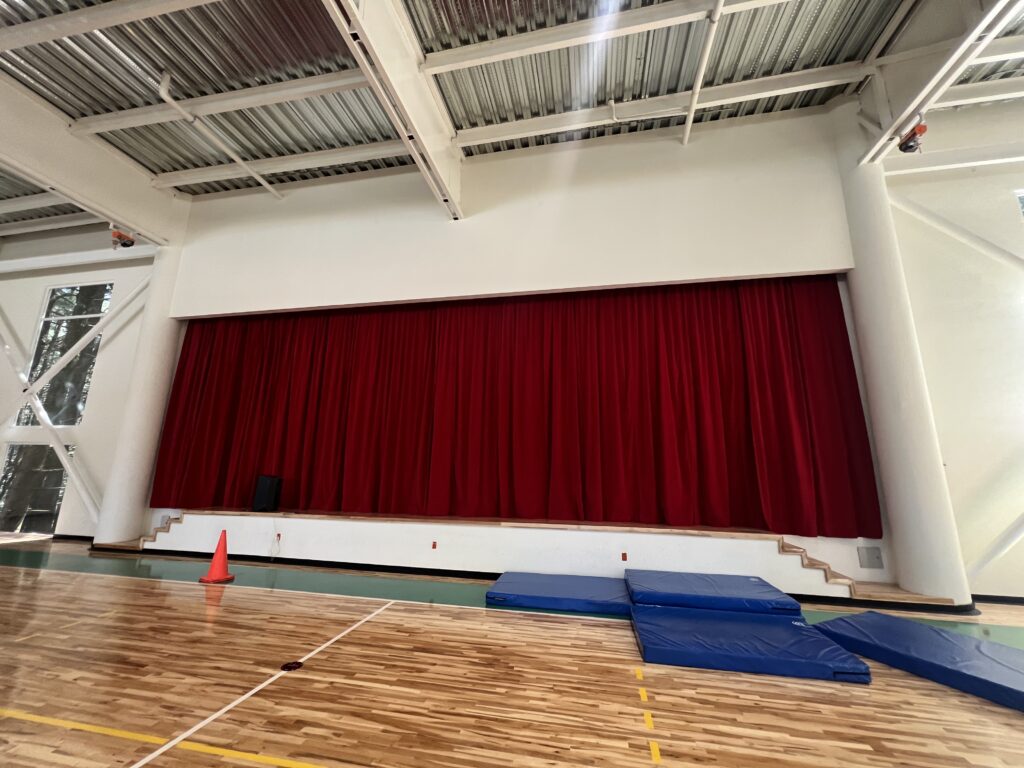 Telón de terciopelo rojo, telón rojo, telón de boca, Telones para teatro